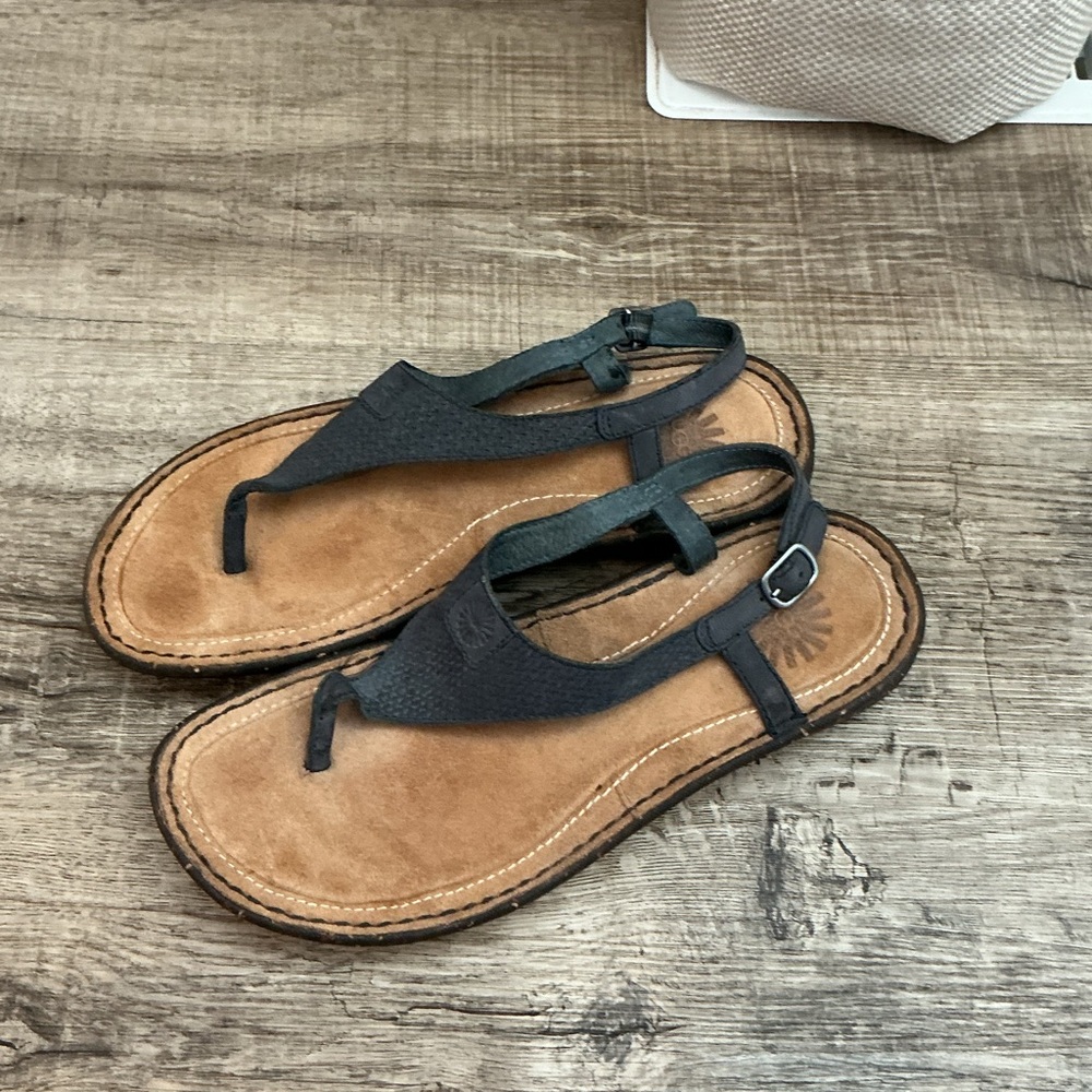Ugg Women's Black Leather Sandals sephina thongs size 7